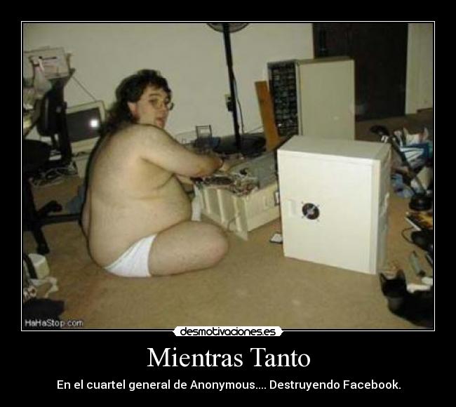 Mientras Tanto - En el cuartel general de Anonymous.... Destruyendo Facebook.