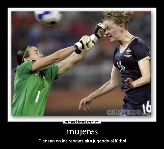 mujeres - Piensan en las rebajas alta jugando al fútbol