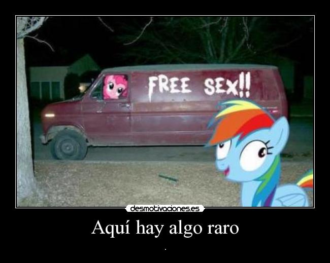 Aquí hay algo raro - .