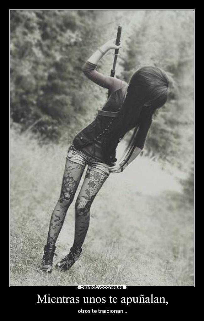 Mientras unos te apuñalan, - 
