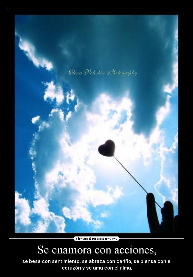 Se enamora con acciones, -