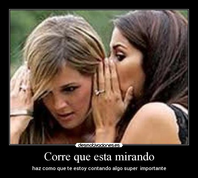 Corre que esta mirando - haz como que te estoy contando algo super importante