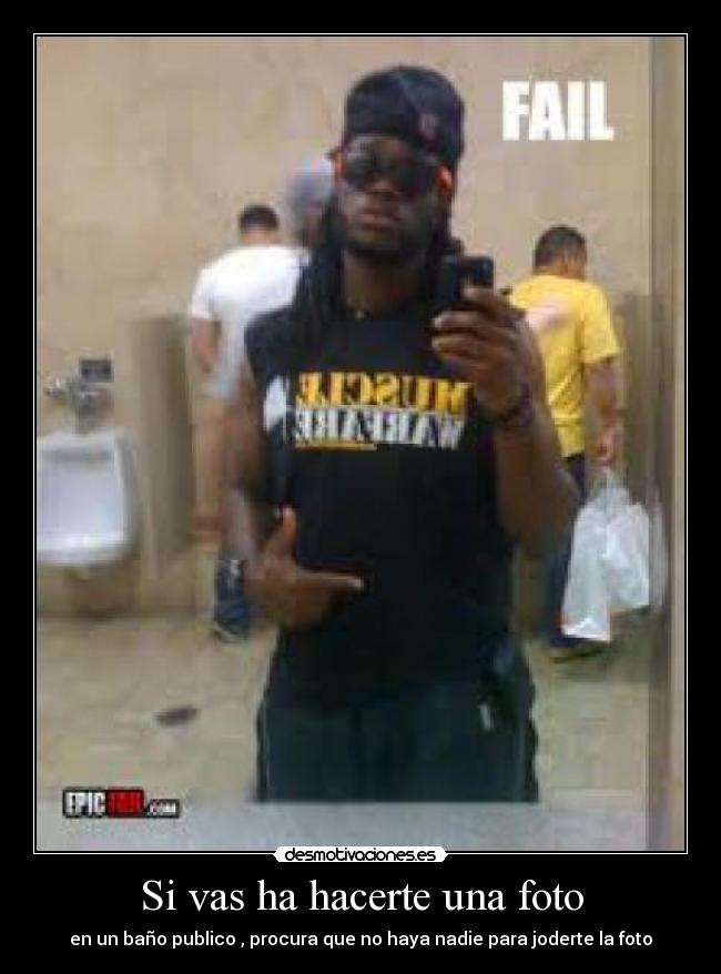 Si vas ha hacerte una foto - en un baño publico , procura que no haya nadie para joderte la foto