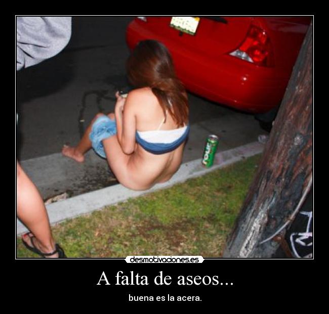 A falta de aseos... - buena es la acera.