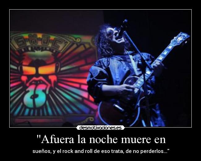 Afuera la noche muere en -