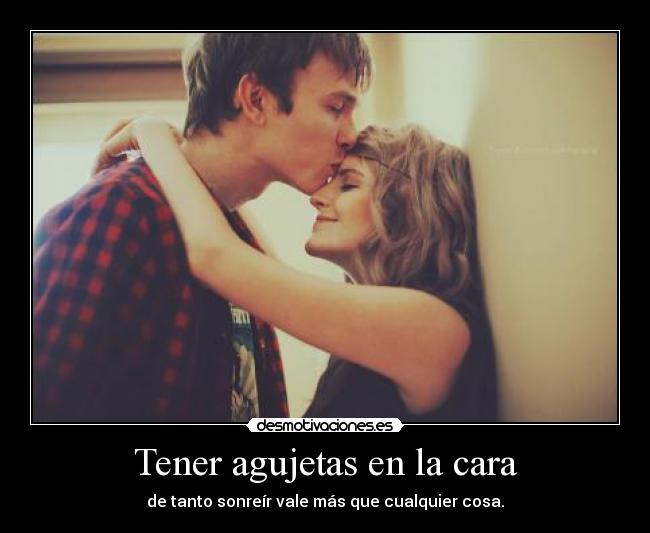 Tener agujetas en la cara -