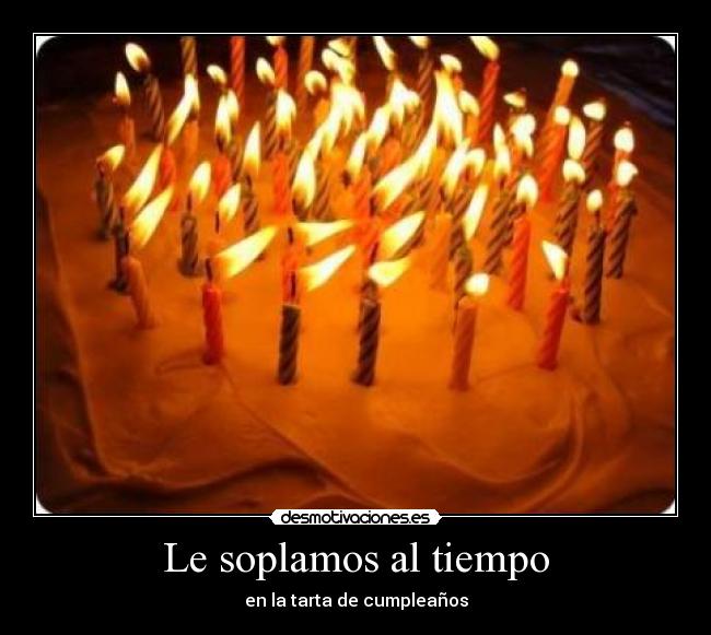 Le soplamos al tiempo - en la tarta de cumpleaños