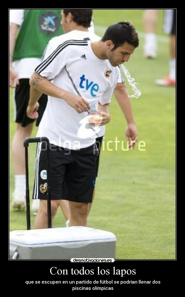 Con todos los lapos - que se escupen en un partido de fútbol se podrían llenar dos piscinas olímpicas