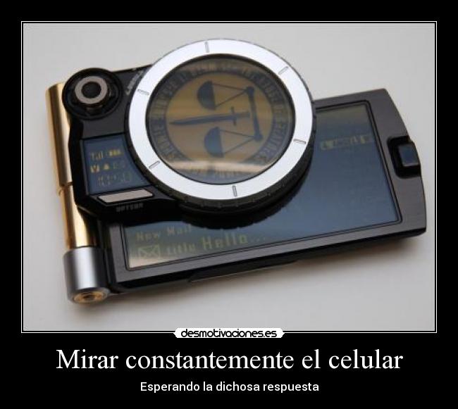 Mirar constantemente el celular - Esperando la dichosa respuesta