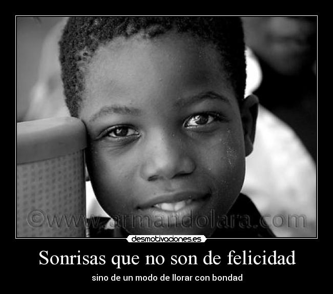 Sonrisas que no son de felicidad - sino de un modo de llorar con bondad