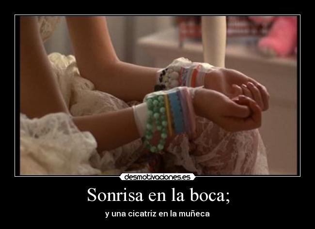 Sonrisa en la boca; - y una cicatriz en la muñeca