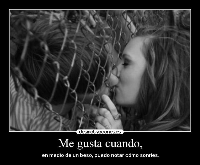 Me gusta cuando, - en medio de un beso, puedo notar cómo sonríes.