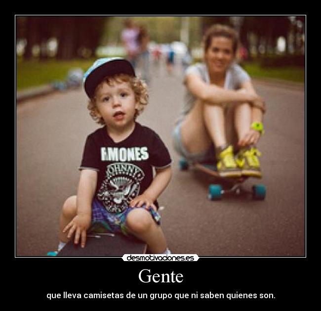 Gente - que lleva camisetas de un grupo que ni saben quienes son.