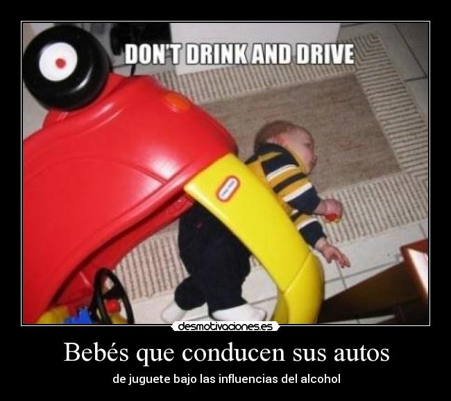 Bebés que conducen sus autos - de juguete bajo las influencias del alcohol