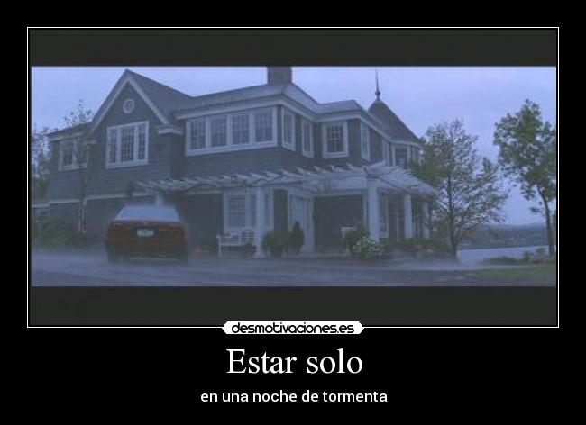 Estar solo - en una noche de tormenta