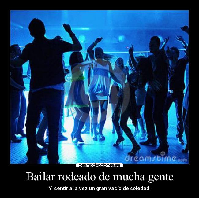 Bailar rodeado de mucha gente -