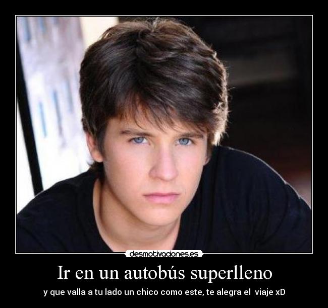Ir en un autobús superlleno - y que valla a tu lado un chico como este, te alegra el viaje xD