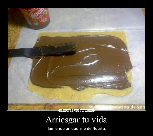 Arriesgar tu vida - lamiendo un cuchillo de Nocilla.