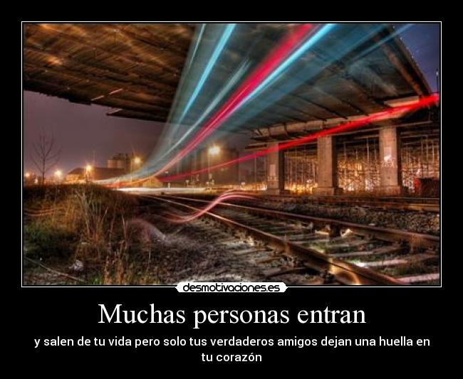 Muchas personas entran -