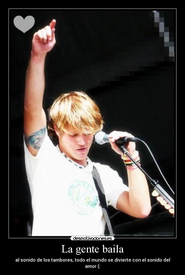 La gente baila - al sonido de los tambores, todo el mundo se divierte con el sonido del amor (:
