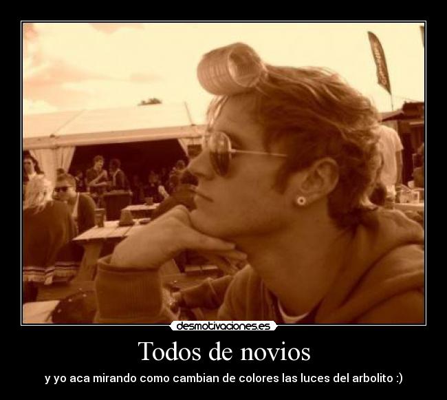 Todos de novios - y yo aca mirando como cambian de colores las luces del arbolito :)