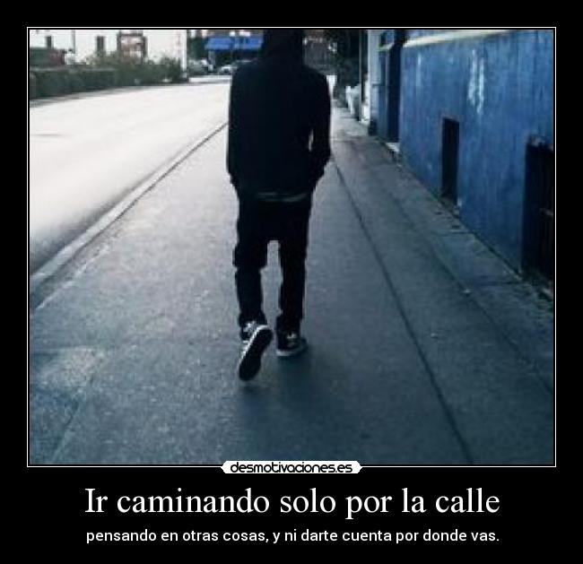Ir caminando solo por la calle - 