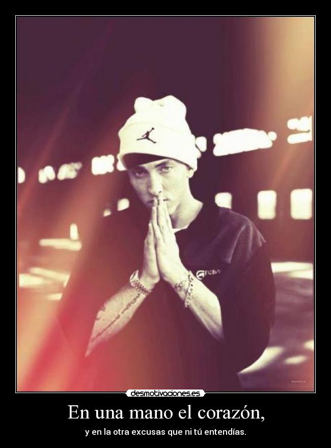 En una mano el corazón, - y en la otra excusas que ni tú entendías.