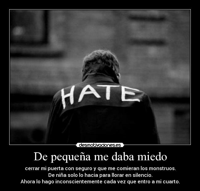 De pequeña me daba miedo - cerrar mi puerta con seguro y que me comieran los monstruos.
De niña solo lo hacia para llorar en silencio.
Ahora lo hago inconscientemente cada vez que entro a mi cuarto.