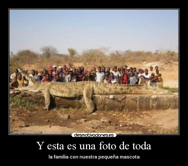 Y esta es una foto de toda - la familia con nuestra pequeña mascota