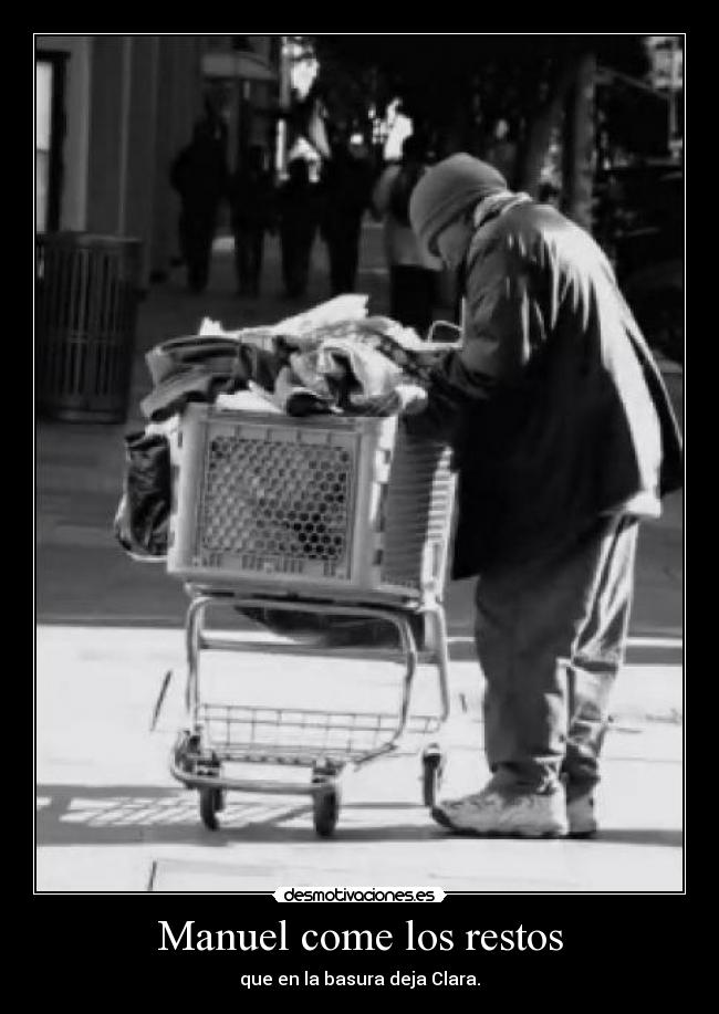 Manuel come los restos - que en la basura deja Clara.