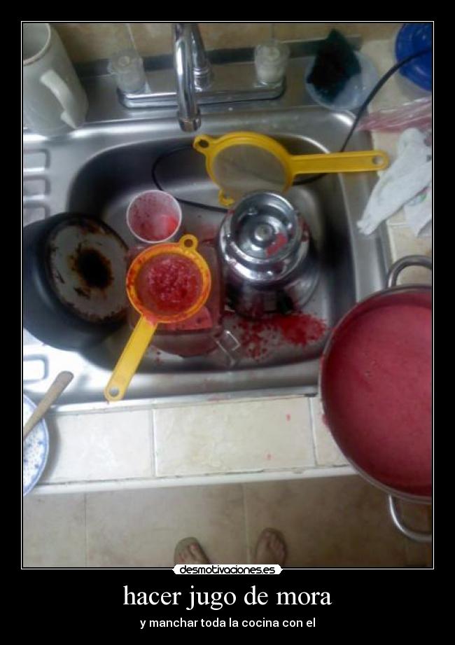 hacer jugo de mora - y manchar toda la cocina con el
