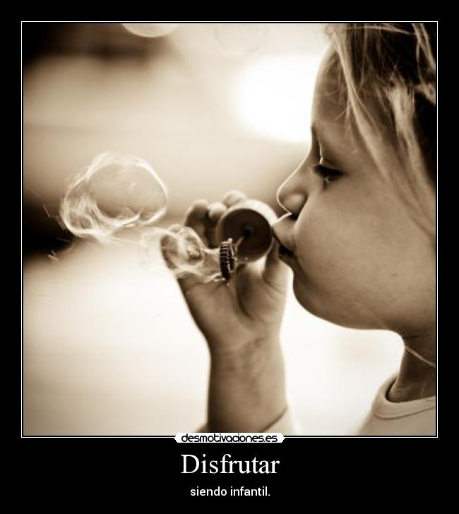 Disfrutar - siendo infantil.