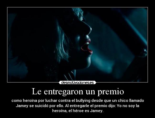 Le entregaron un premio - 