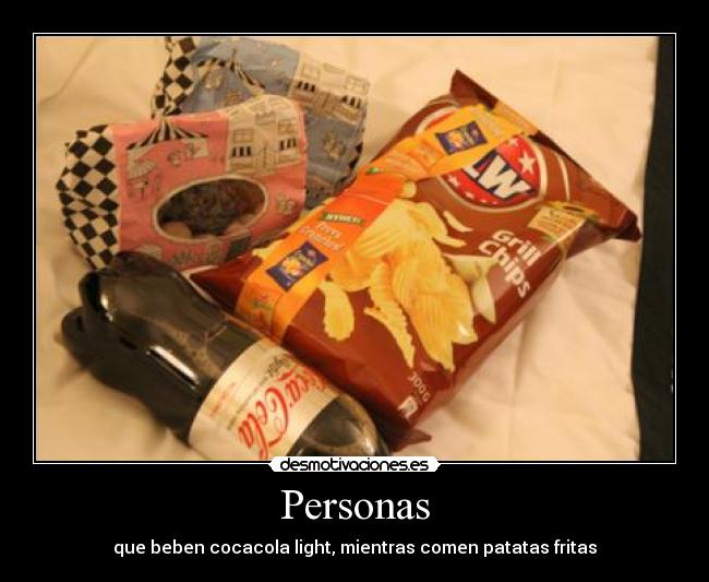 Personas - que beben cocacola light, mientras comen patatas fritas