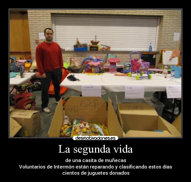 La segunda vida - de una casita de muñecas
Voluntarios de Intermón están reparando y clasificando estos días
cientos de juguetes donados