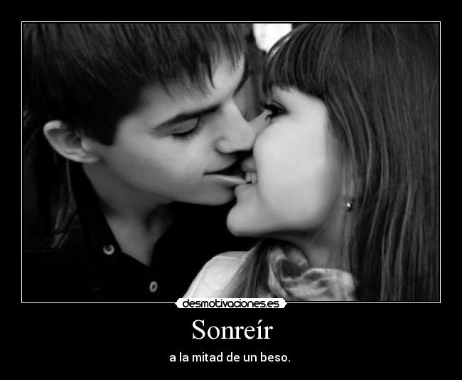 Sonreír - a la mitad de un beso. ♥