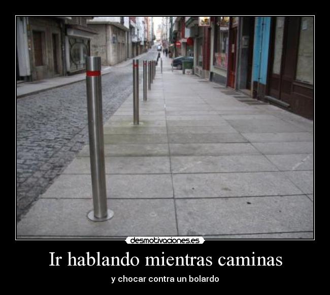 Ir hablando mientras caminas - y chocar contra un bolardo