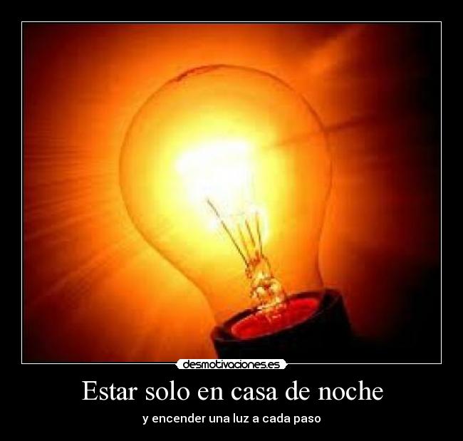Estar solo en casa de noche - y encender una luz a cada paso