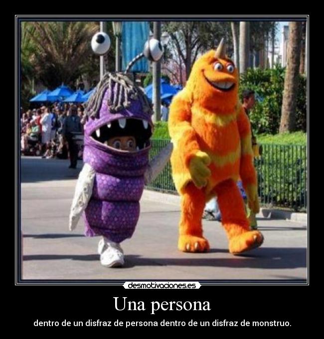 Una persona - dentro de un disfraz de persona dentro de un disfraz de monstruo.