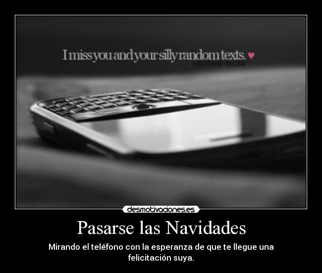 Pasarse las Navidades - Mirando el teléfono con la esperanza de que te llegue una felicitación suya.