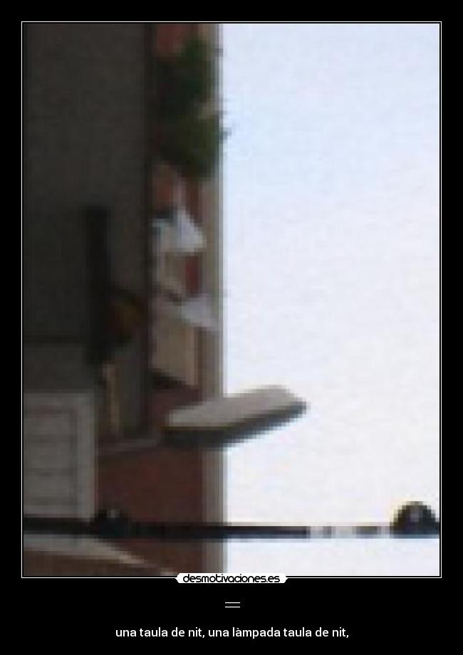 = - una taula de nit, una làmpada taula de nit,