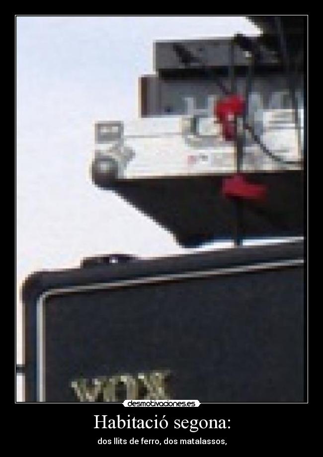 Habitació segona: - dos llits de ferro, dos matalassos,