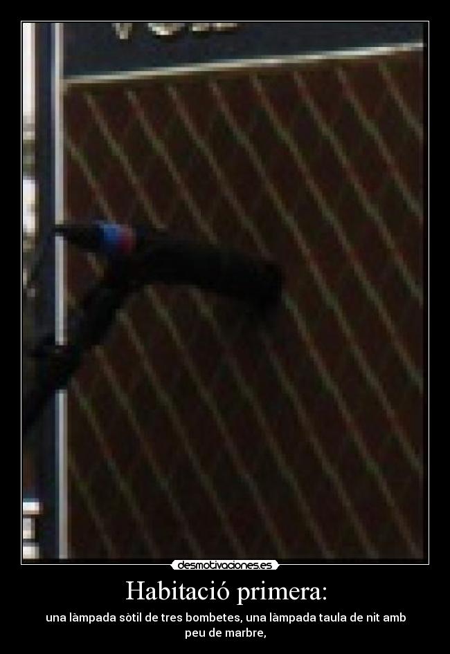 Habitació primera: - una làmpada sòtil de tres bombetes, una làmpada taula de nit amb peu de marbre,