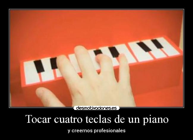 Tocar cuatro teclas de un piano -