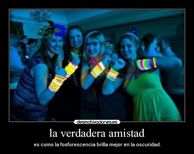 la verdadera amistad - es como la fosforescencia brilla mejor en la oscuridad.