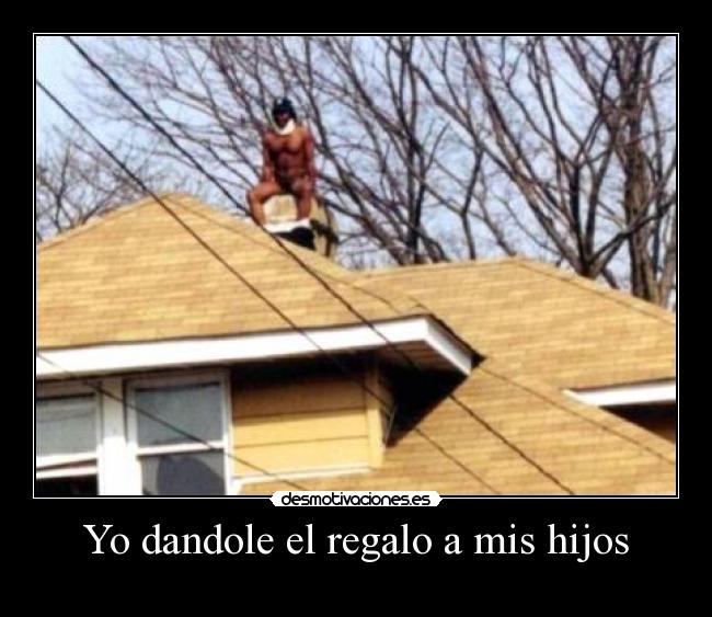 Yo dandole el regalo a mis hijos - 