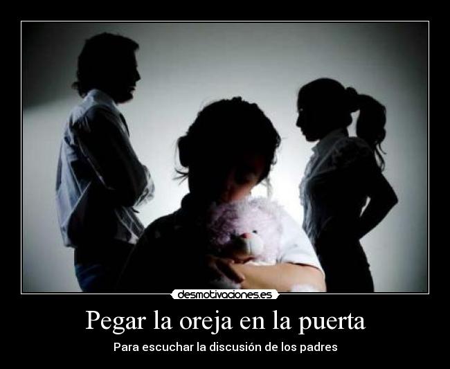 Pegar la oreja en la puerta - Para escuchar la discusión de los padres