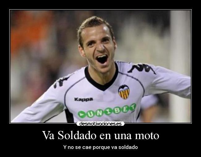 Va Soldado en una moto -