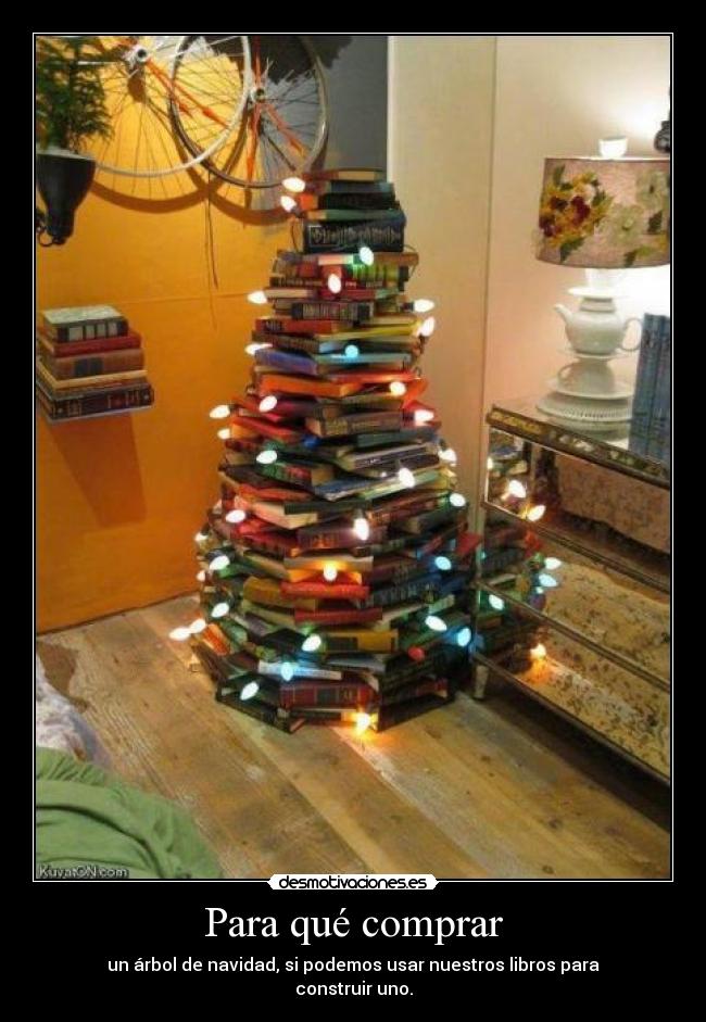 Para qué comprar - un árbol de navidad, si podemos usar nuestros libros para
construir uno.