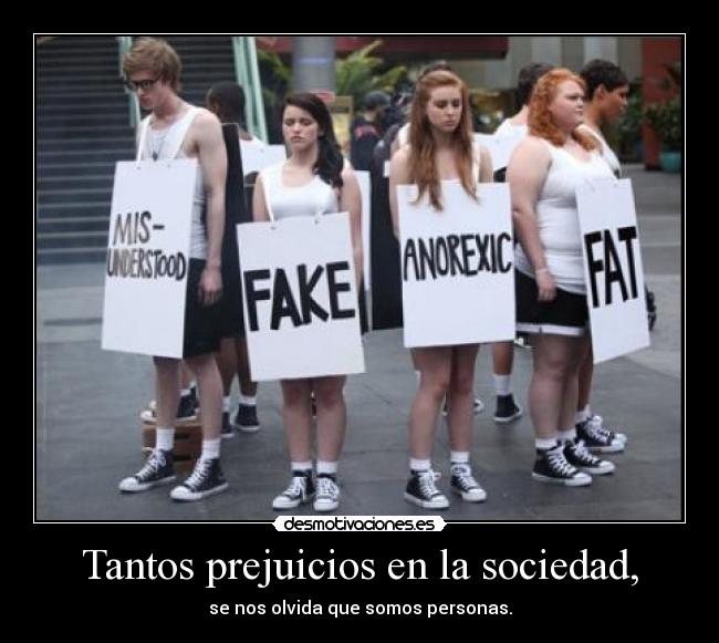 Tantos prejuicios en la sociedad, -